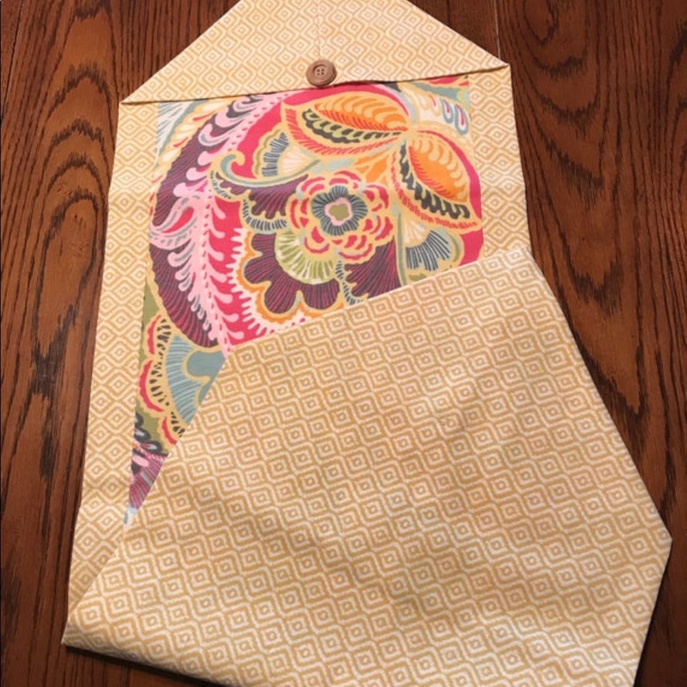 Handmade table runner - Picture 2 of 3